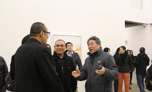 艺术家谭平(右)在展览现场与朱青生交流 艺术家谭平(右)在展览现场与朱青生交流