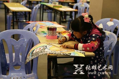 离比赛结束很近了，小选手还在认真画“弹琵琶的姑娘”