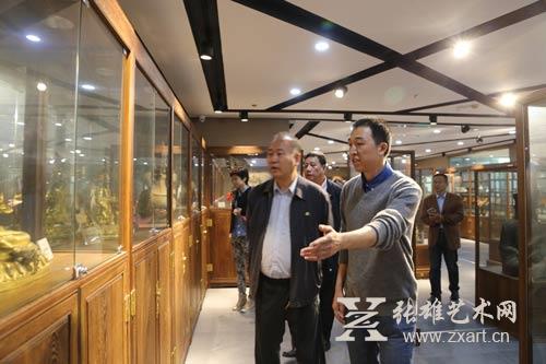 将军陶克一行参观朱法鹏收藏艺术馆