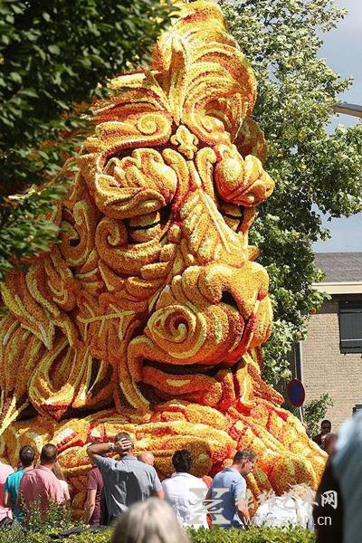 太美了 鲜花居然能拼出如此精致而庞大的雕塑