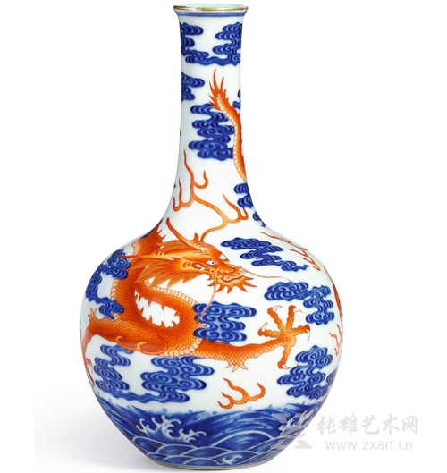 3302 清乾隆 青花矾红彩云龙戏珠纹长颈瓶《大清乾隆年制》款估价 20,000,000 — 25,000,000港币